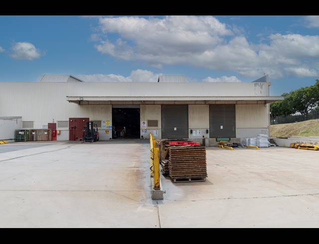 11,924M² WAREHOUSE TO LET IN HALFWAY GARDENS